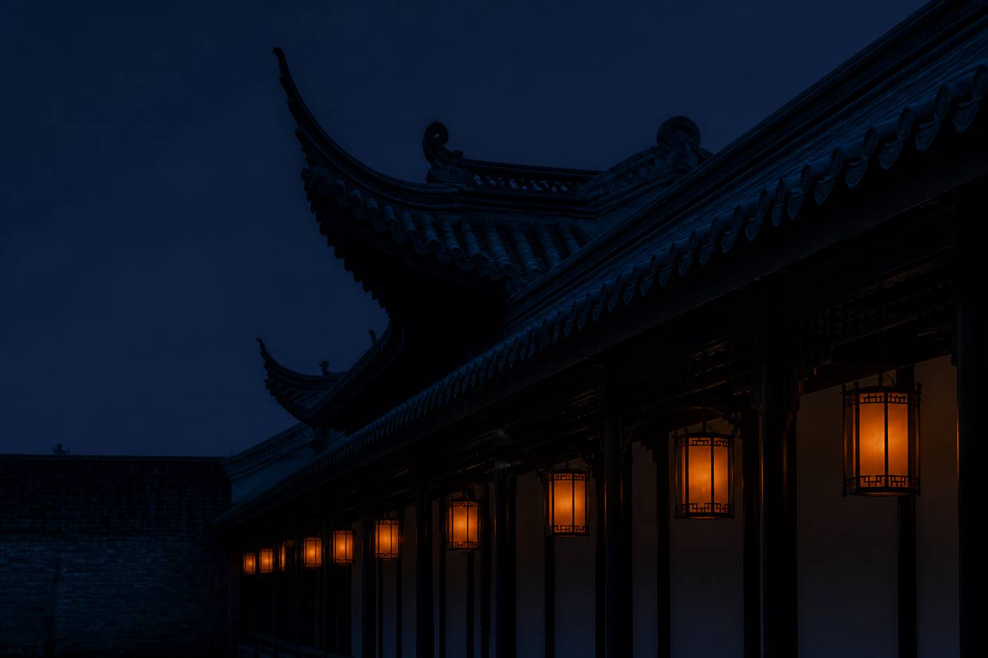 飞檐夜空与九盏灯火