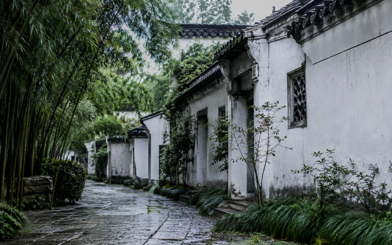 传统住宅外部环境与石径